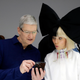 Tim Cook y Maddie Ziegler con el iPhone más difícil de encontrar. Imagen: Marcio Jose Sanchez / AP